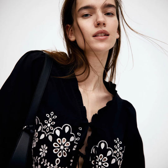 Damen elegante Bluse mit floralen Stickereien und Rüschen R&B