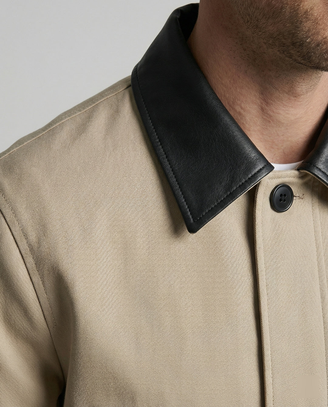 Herren kastenförmige Kurzjacke im Blousonstil mit Kontrastkragen in Lederoptik und seitlichen Eingrifftaschen R&B