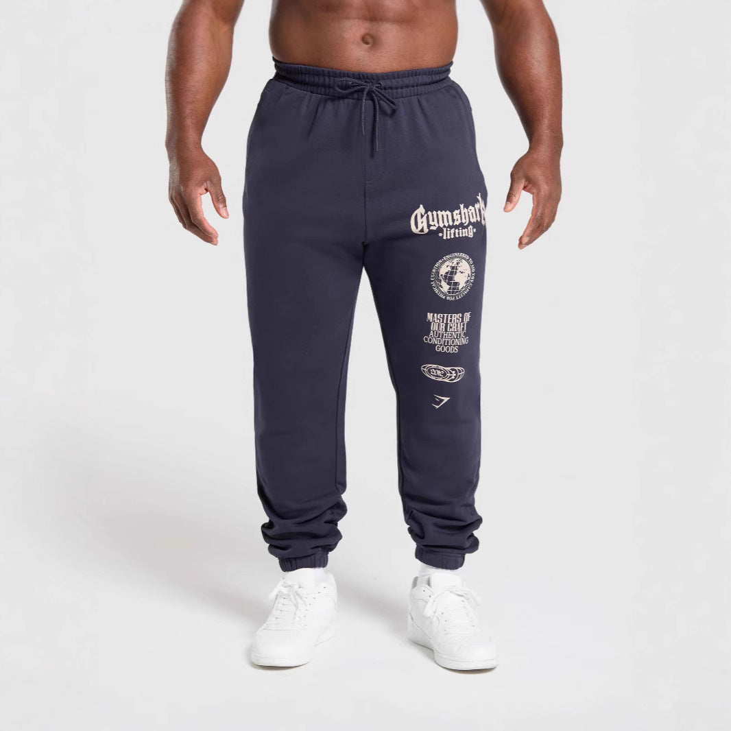 Herren nan konisch geschnittene Baumwollfleece-Sweathose mit elastischem Kordelbund gerippten Beinabschlüssen und großflächigem Logodruck R&B