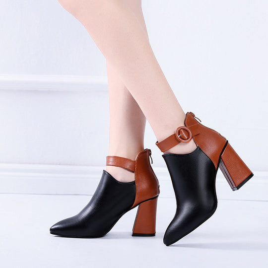 Damen nan elegante spitze Kurzstiefelette mit Fersenreißverschluss, dekorativem Knöchelriemen und skulpturellem Blockabsatz R&B