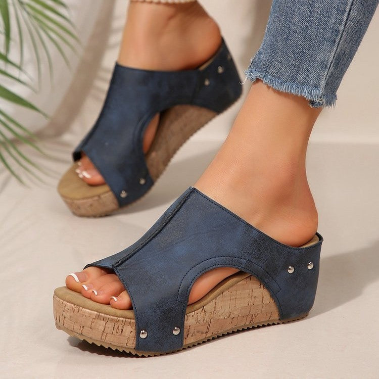 Damen Komfortable Wedge-Sandalen mit modischem Schnitt und eleganten Nieten R&B