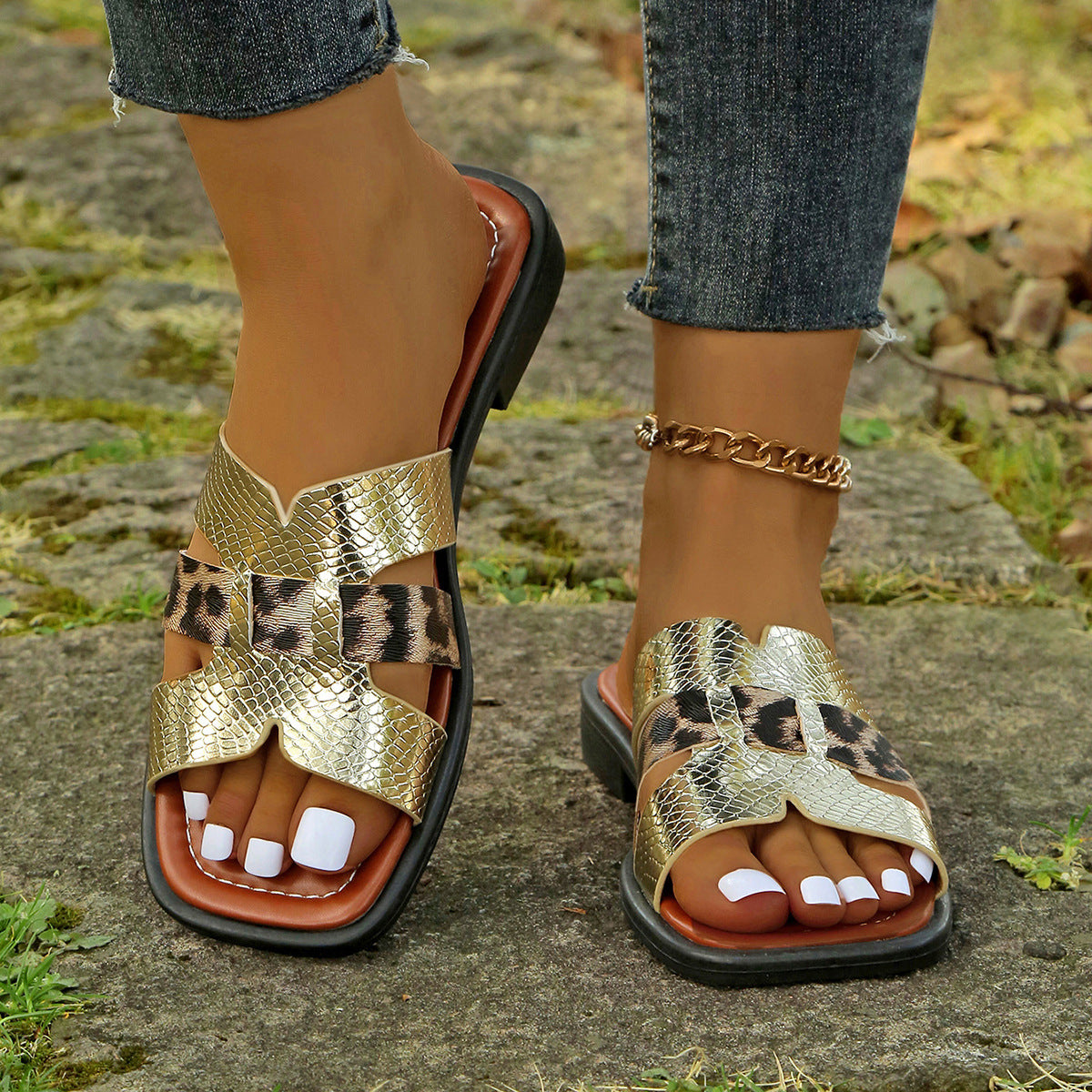 Damen Sandalen im R&Brnen Tierprint mit elegantem Metallic-Finish R&B