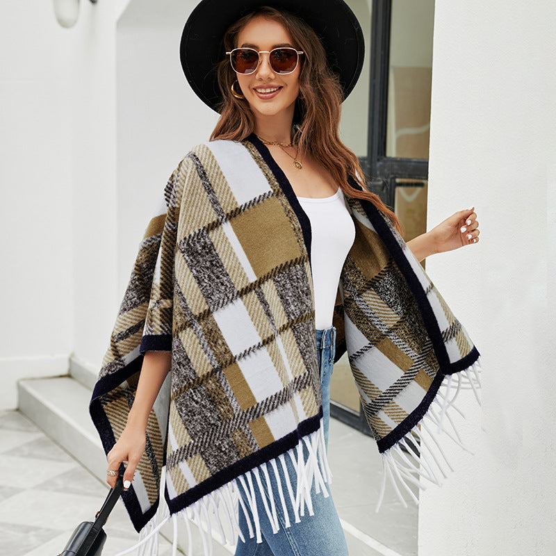 Damen eleganter Poncho mit modernem Karomuster und Fransen