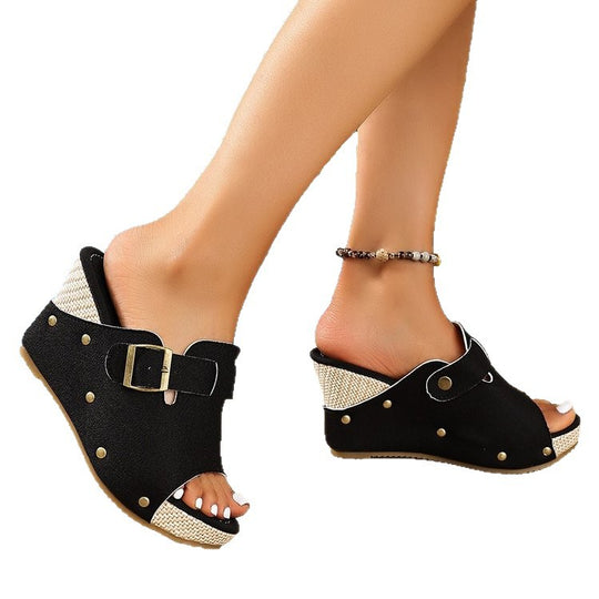 Damen Komfortable Wedge-Pantoletten mit elegantem Riemen und modischen Nieten R&B