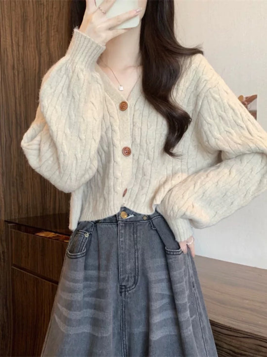 Damen Modischer kurz geschnittener Strick-Cardigan mit Zopfmuster und Knopfdetail R&B