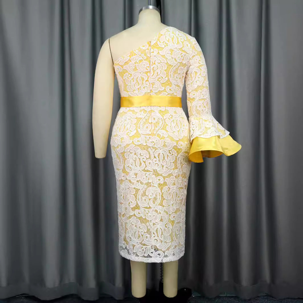 Damen Spitzenkleid mit asymmetrischem Schnitt und eleganten Volantärmeln R&B