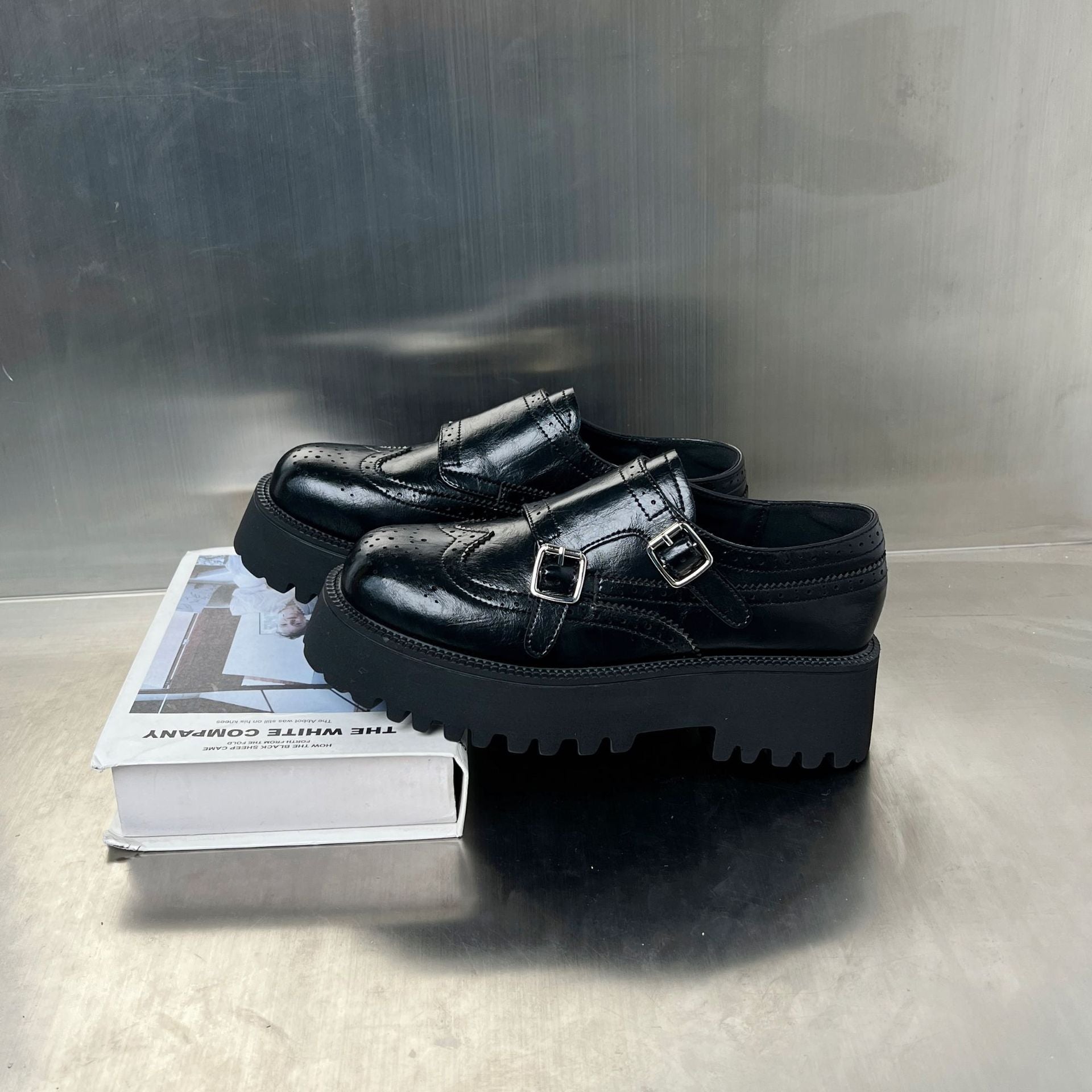 Damen Dual-Buckle Schnürschuhe mit robuster Profilsohle und eleganten Brogue-Mustern R&B