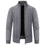 Herren Strickjacke mit modernem Zopfmuster und hohem Stehkragen R&B
