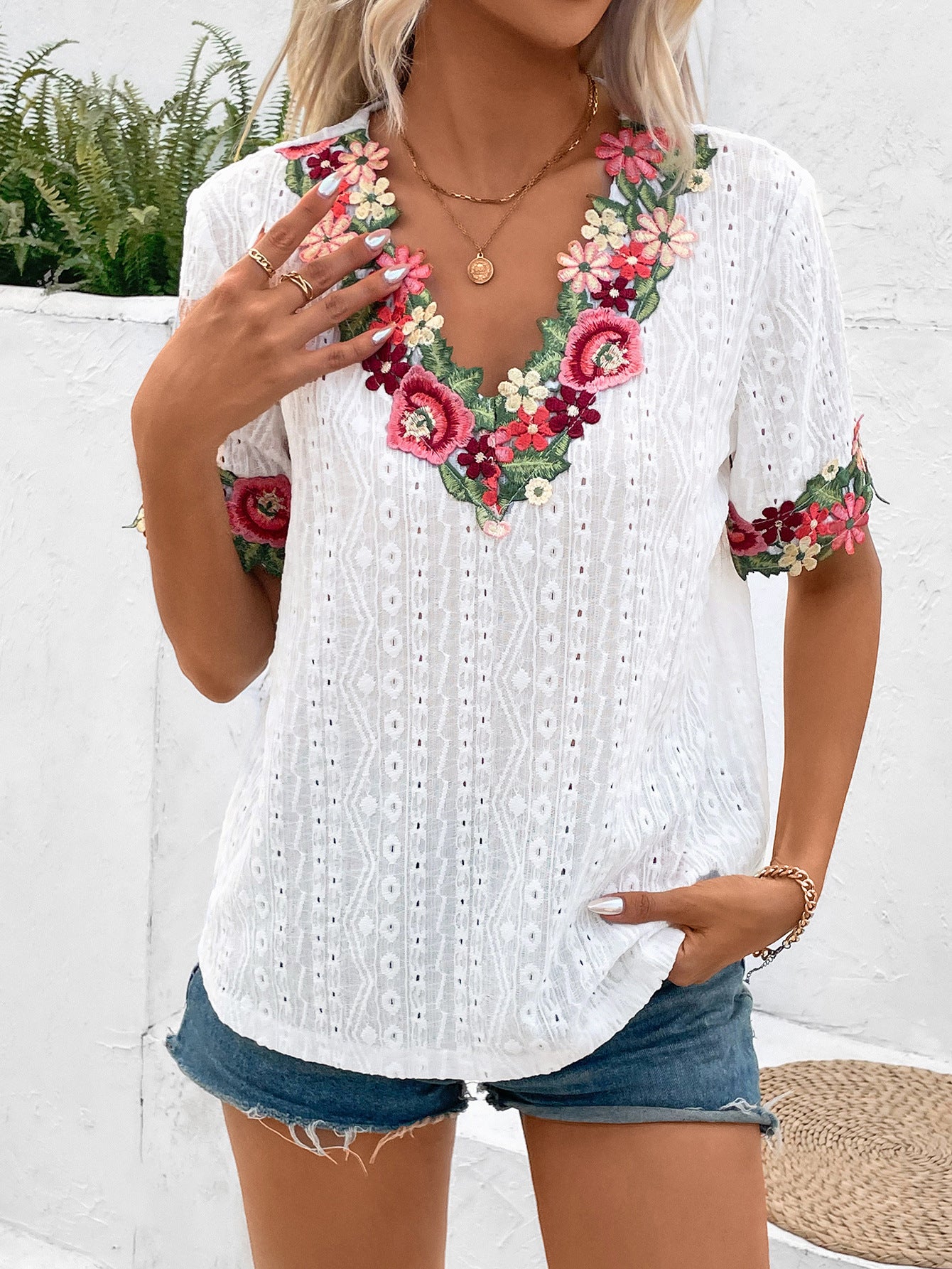 Damen Bluse mit floralen Stickereien und luftigen Ärmeln