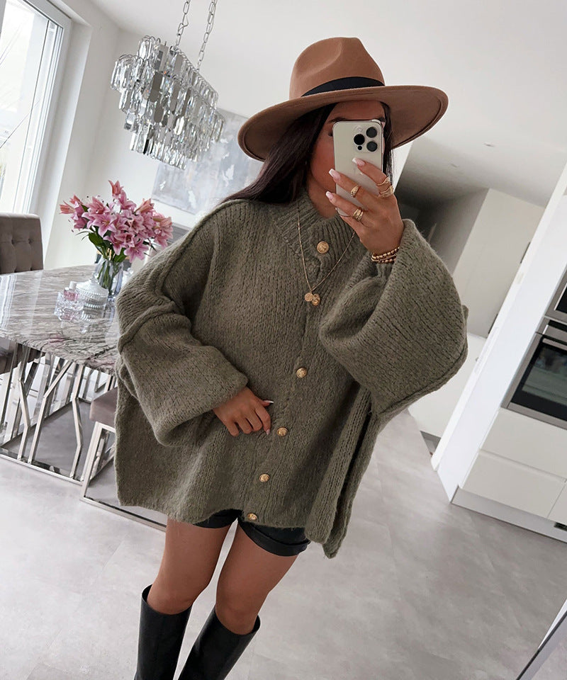 Damen kuscheliger Strickmantel mit voluminösen Ärmeln und goldenen Knopfdetails R&B