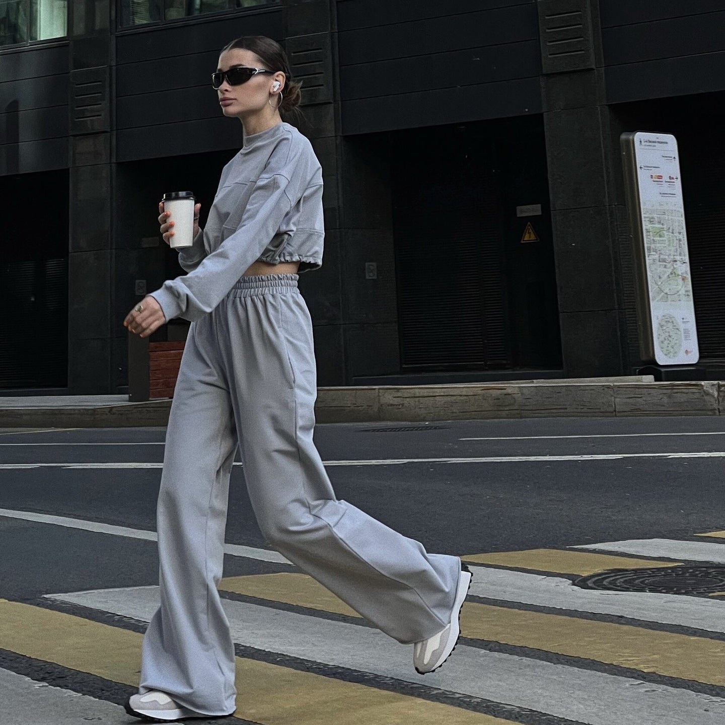 Damen trendiges Cropped Sweatshirt und weite Hose Set