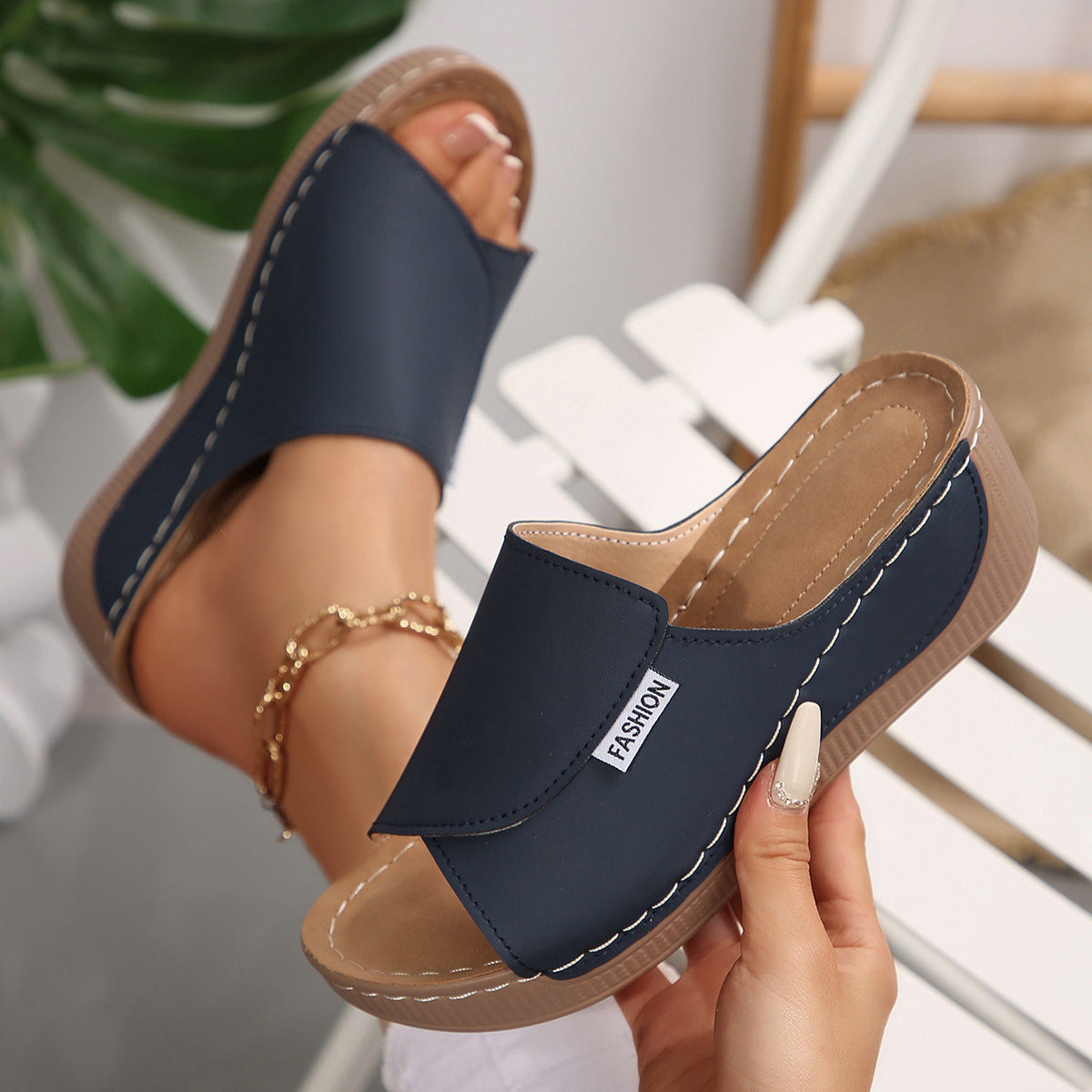 Damen Komfort-Pantoletten mit ergonomischer Fußbettgestaltung und praktischem Riemendesign R&B