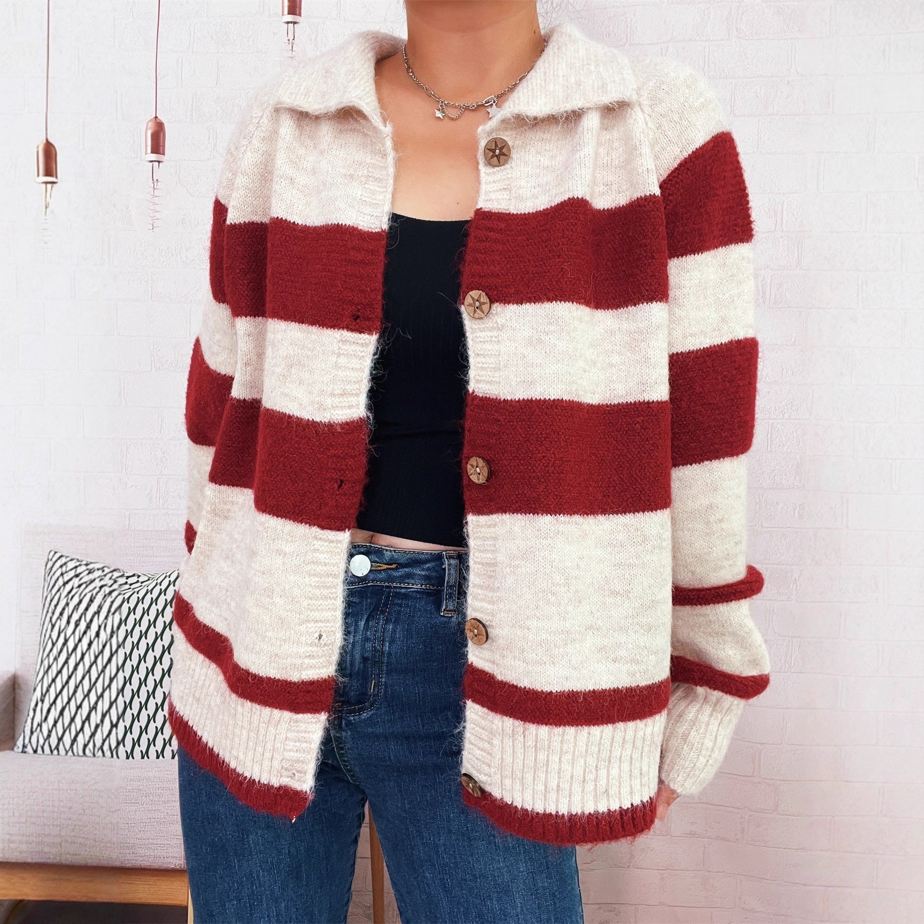 Damen gemütliche Strickjacke mit dekorativen Holzknochen und breiten Streifen R&B