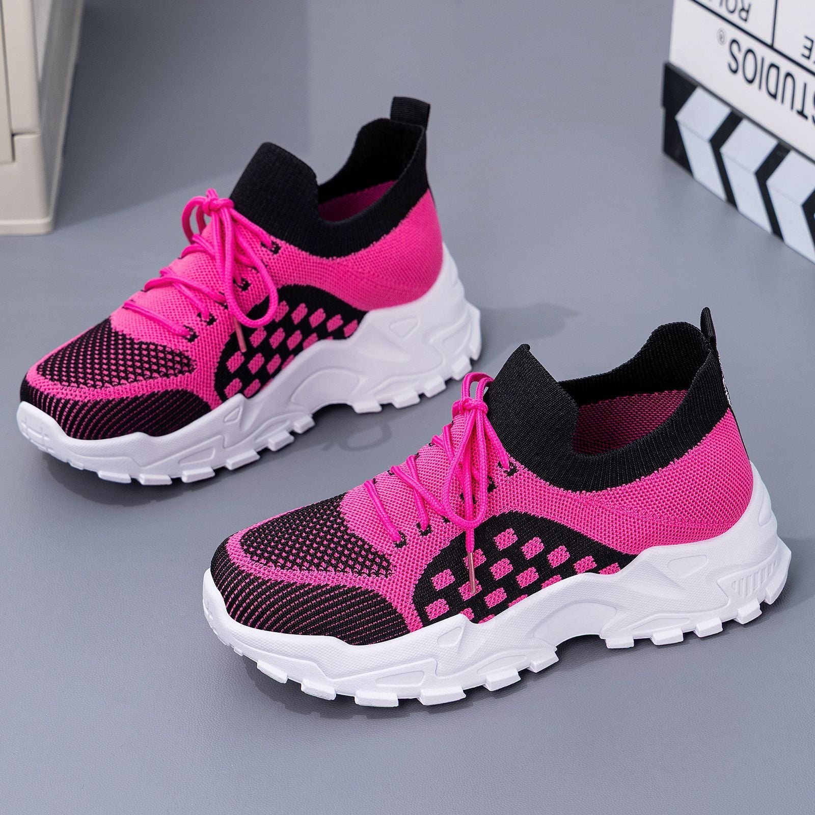 Damen Luftige Strick-Sneaker mit flexiblem Sohlenkomfort R&B