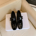 Damen Ballerina-Schuhe mit elegantem Riemenschluss und glänzender Oberfläche