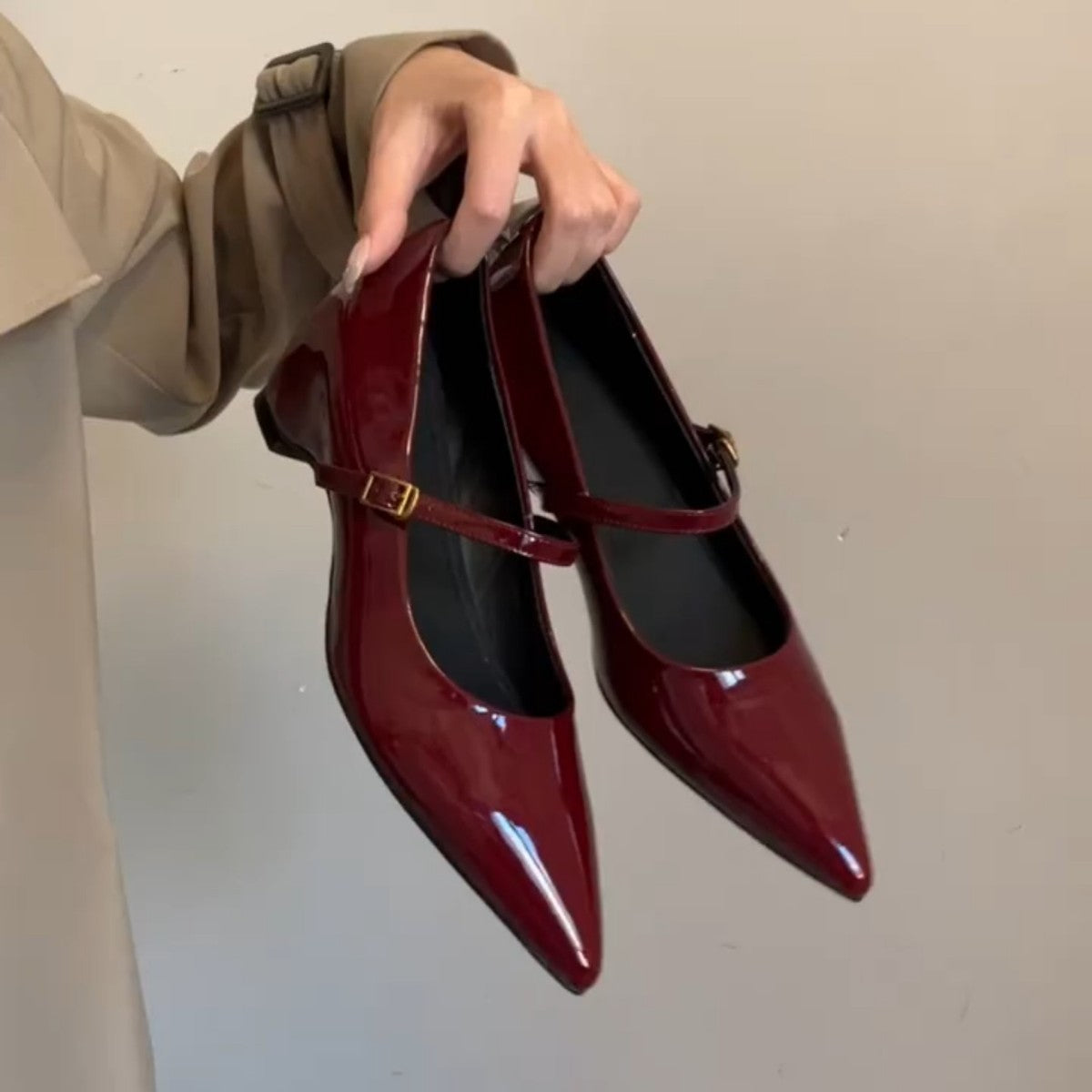 Damen elegante Pumps mit verstellbarem Riemen und spitzem Zehenbereich R&B