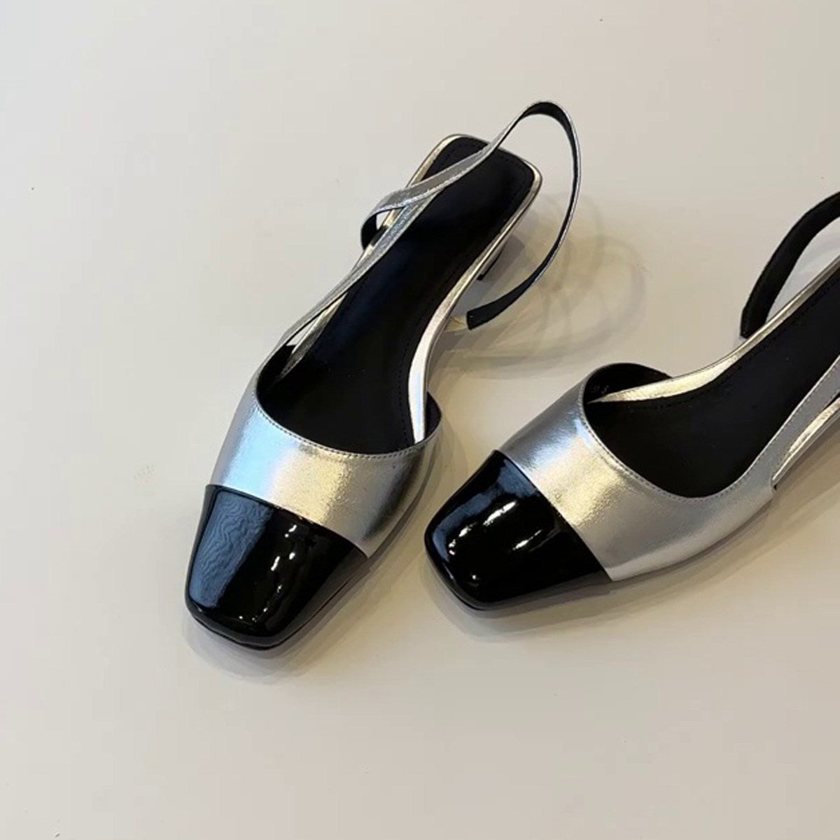 Damen Slingback-Pumps mit glänzender Kappe und modischem Riemchen