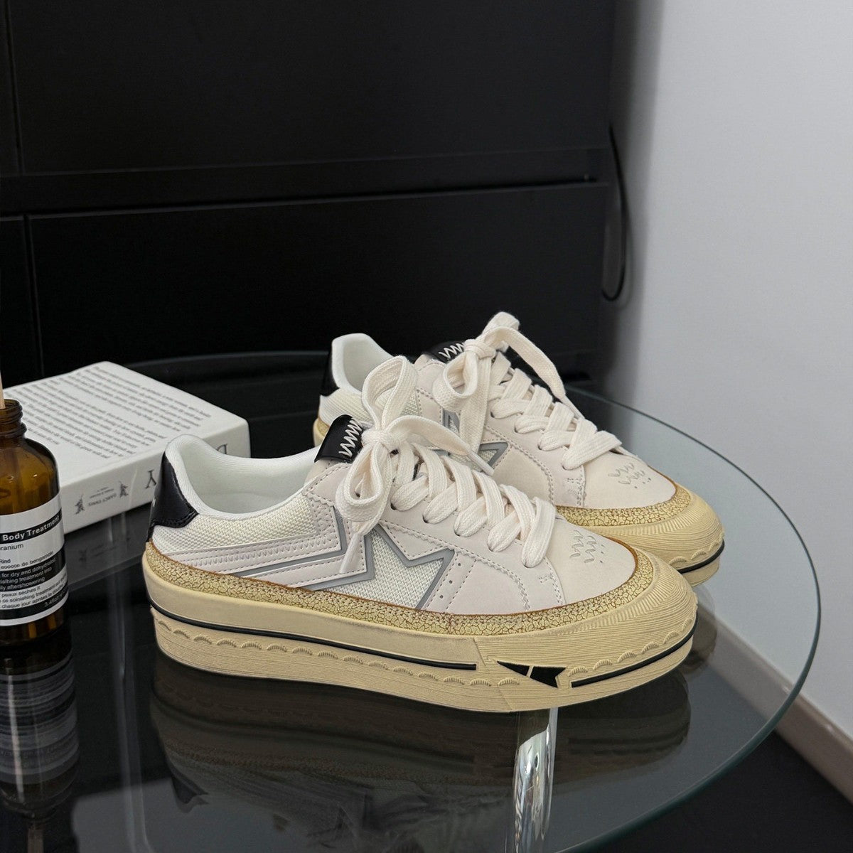 Damen modische Plattform Sneakers mit robustem Obermaterial und glänzendem Akzent R&B