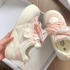 Damen Sneakers mit dekorativen Rüschen und verspielten Schleifen