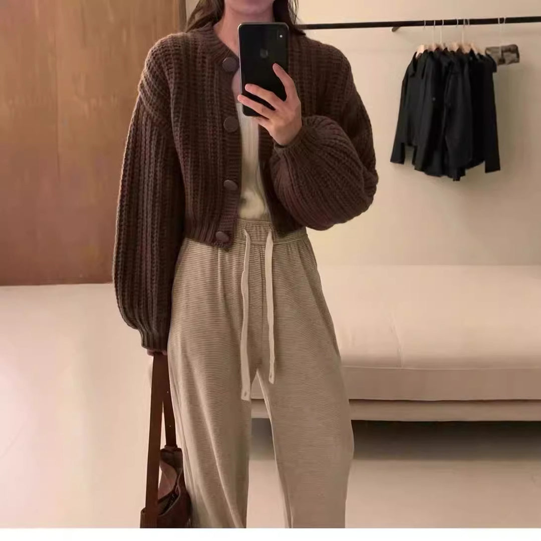 Damen Grobstrickjacke mit voluminösen Ärmeln und Knopfdetails R&B