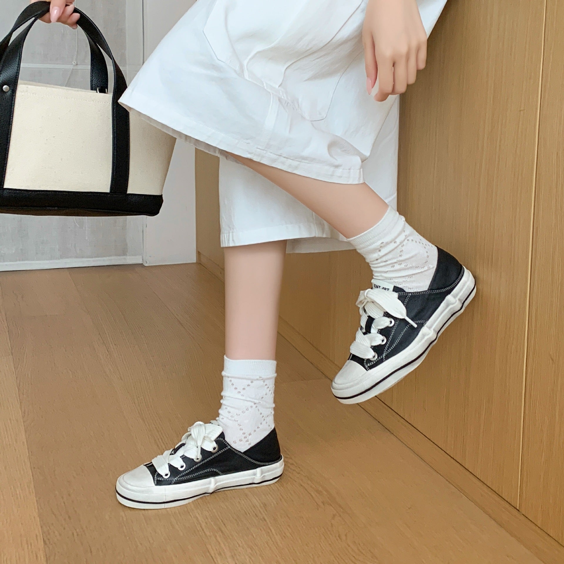 Damen Sneakers im klassischen Retro-Design mit trendigen Schnürdetails und bequemer Sohle