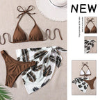 Damen Triangel-Bikini mit einem trendigen Blätter-Muster und einem lässigen Wickelrock R&B