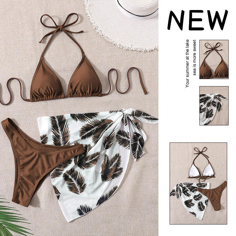 Damen Triangel-Bikini mit einem trendigen Blätter-Muster und einem lässigen Wickelrock R&B