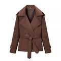 Damen nan kurze Trenchcoat Jacke mit Taillengürtel breitem Revers und dekorativen Schulterklappen R&B