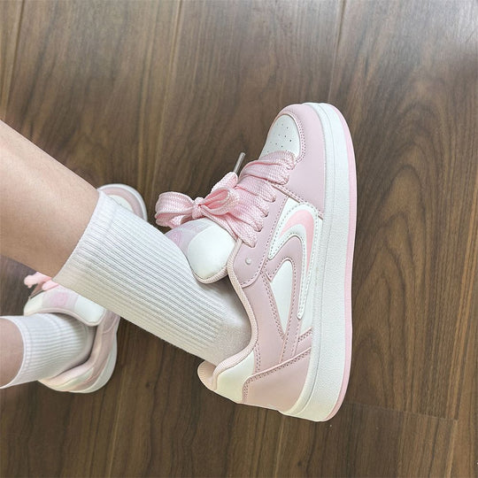 Damen Sneakers im trendigen Design mit dicker Laufsohle und aufregenden Schnürdetails R&B