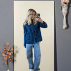 Damen modische Jeansjacke mit dekorativen Knopfdetails und zwei aufgesetzten Taschen R&B