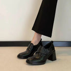 Damen Blockabsatz-Pumps mit doppeltem Riemchen und glänzender Oberflächenstruktur