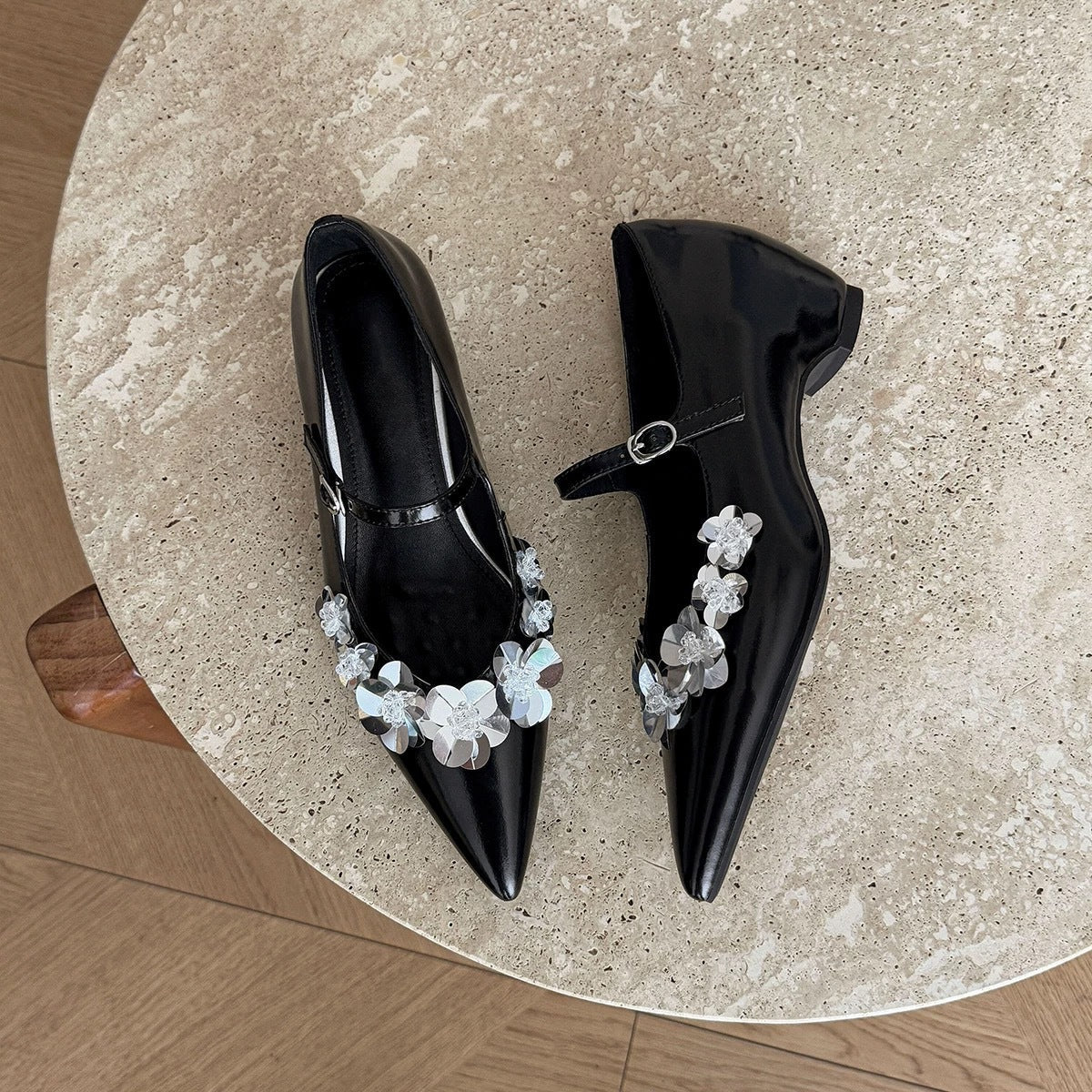 Damen Ballerina-Schuhe mit floralem Dekor und eleganter Riemenverzierung