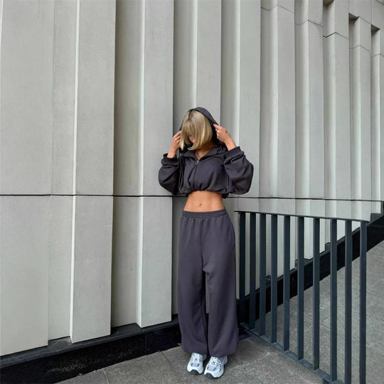 Damen lässiges Sportoutfit mit cropped Kapuzenjacke und weiter Hose R&B