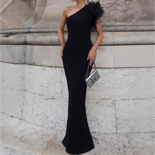 Damen Elegantes Abendkleid mit asymmetrischem Schnitt und kunstvollem Federbesatz R&B