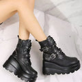 Damen Wedge-Stiefeletten mit dekorativen Schnallen und robuster Profilsohle R&B