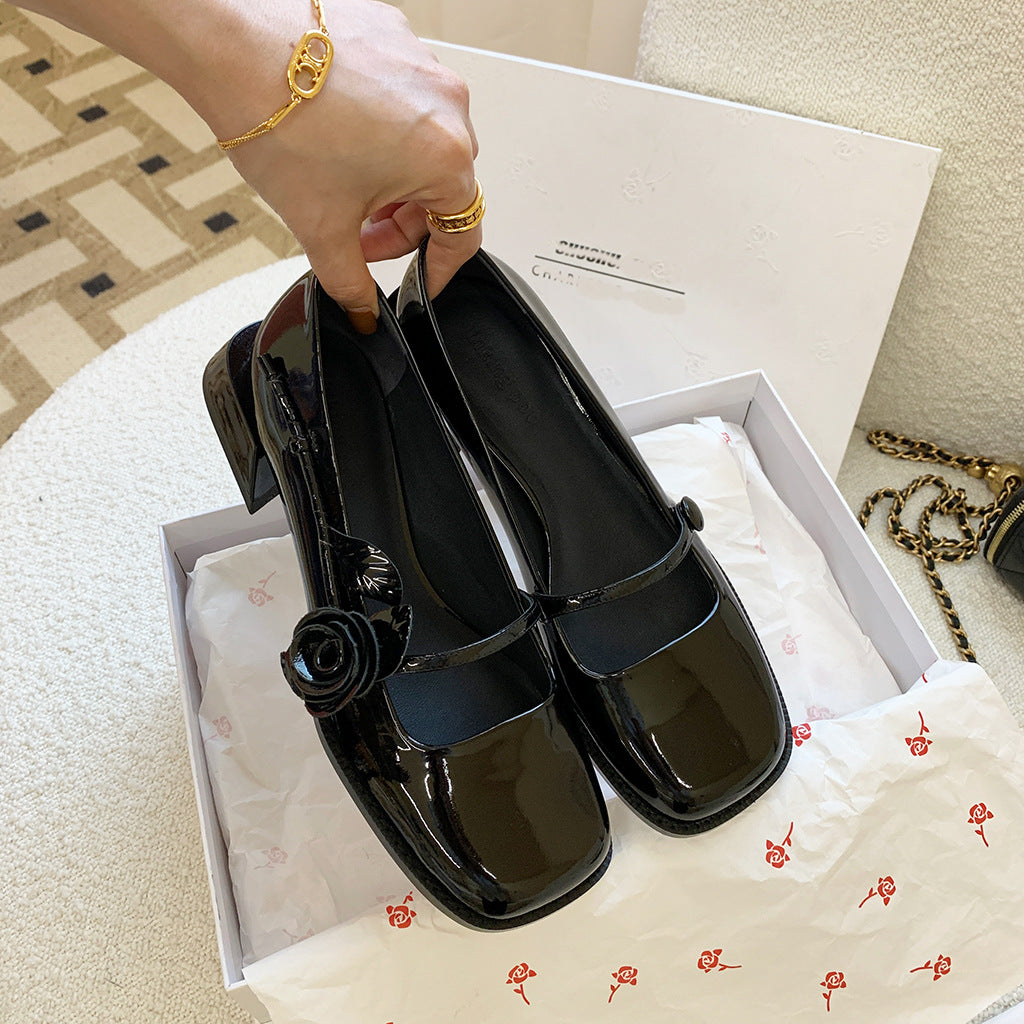 Damen elegante Lackleder-Pumps mit Riemchen und floraler Applikation R&B