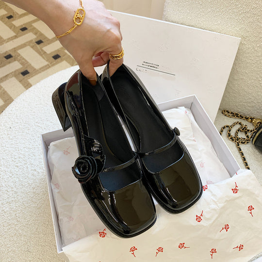 Damen elegante Lackleder-Pumps mit Riemchen und floraler Applikation R&B