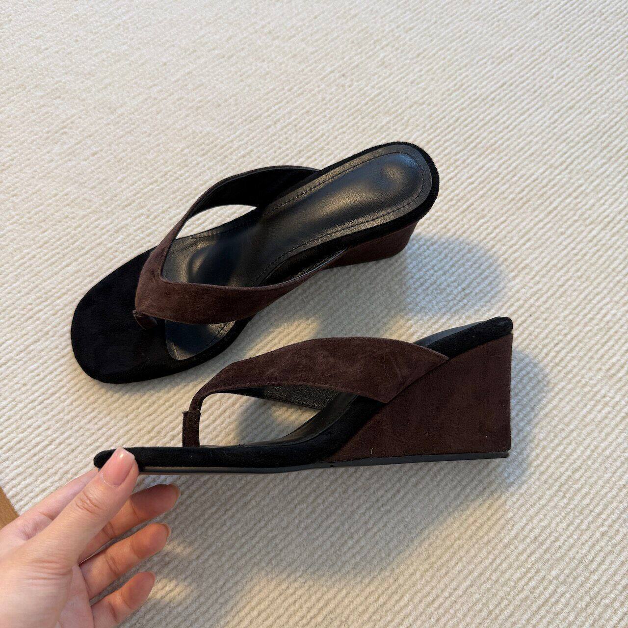 Damen Wedgesandalen mit komfortablem Fußbett und modischem Design R&B