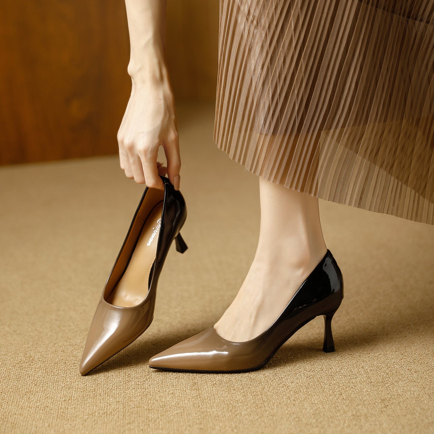 Damen trendige High Heels mit spitz zulaufender Silhouette und glänzender Oberfläche