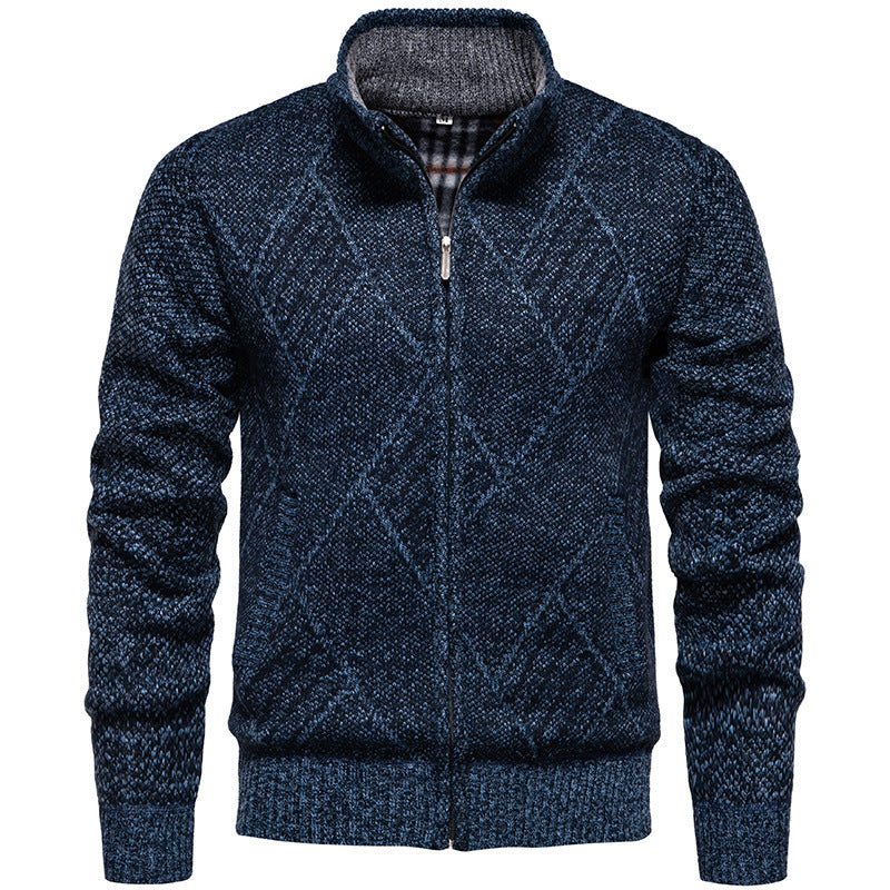Herren Strickjacke mit modernem Zopfmuster und hohem Kragen R&B