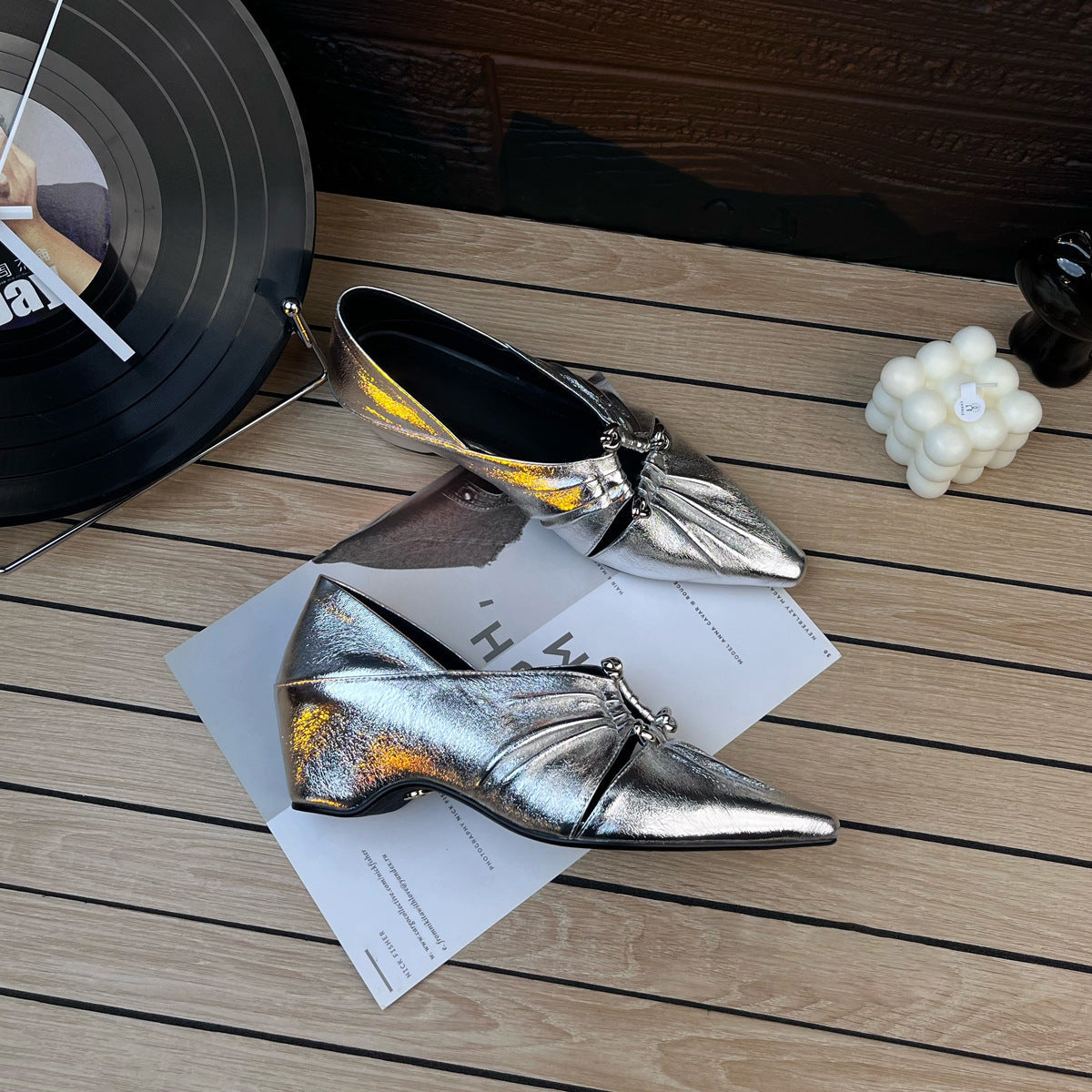 Damen elegante spitze Pumps mit glänzendem Obermaterial und dekorativem Detail