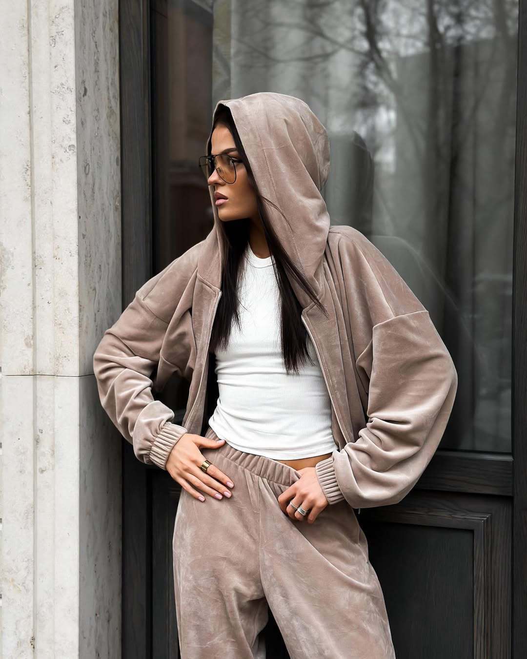 Damen sportliches Velours-Loungewear-Set mit praktischer Kapuze und elastischen Bündchen R&B