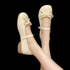 Damen Ballerinas mit zierlichem Schleifenakzent und verstellbarem Riemen