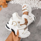 Damen nan wuchtige Plateausandale mit ergonomischer Wellensohle Klettverschluss und goldenen Zierapplikationen R&B