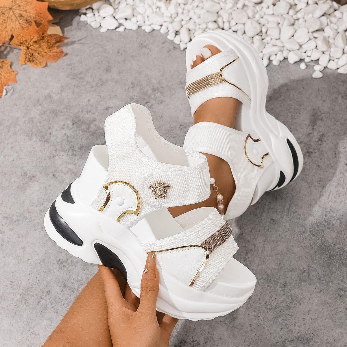 Damen nan wuchtige Plateausandale mit ergonomischer Wellensohle Klettverschluss und goldenen Zierapplikationen R&B