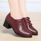 Damen elegante Slipper mit modischem Knopfdetail und komfortablem Blockabsatz