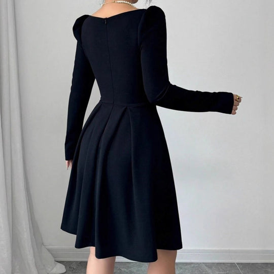 Damen Elegantes Minikleid mit schmalem Quadrat-Ausschnitt und feinem Rüschensaum R&B