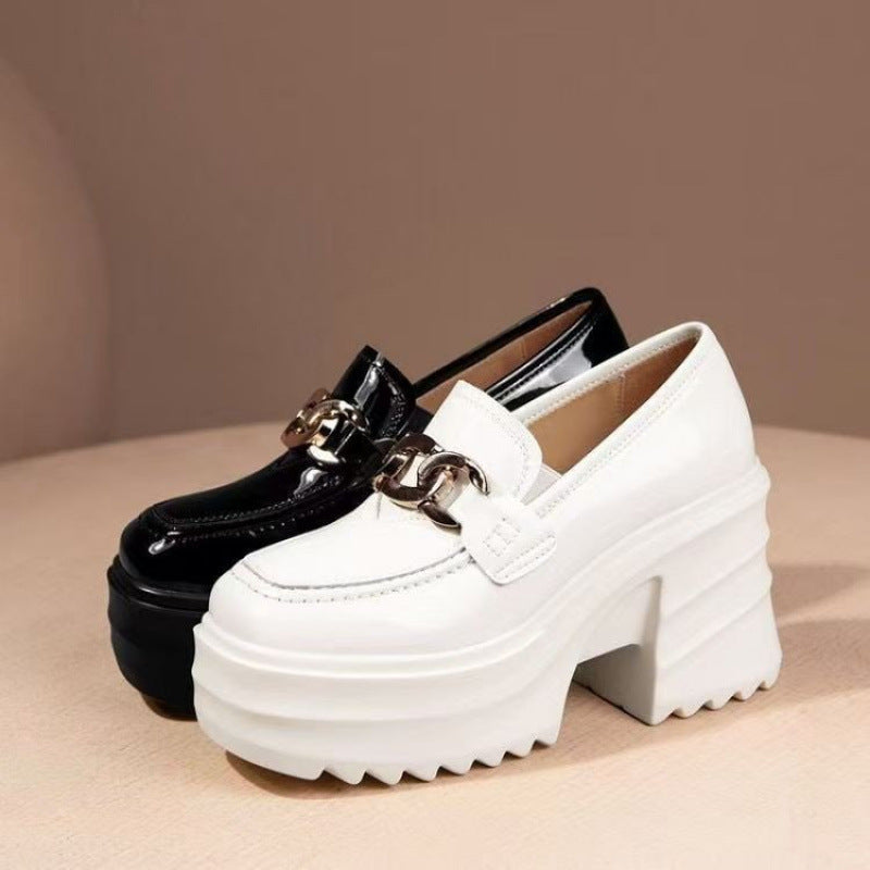 Damen Hochfront Mules mit glänzendem Obermaterial und modischem Ketten-Detail R&B
