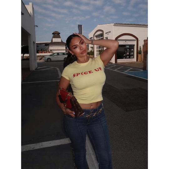 Damen cropped T-Shirt mit modernem Schriftzug und figurbetontem Schnitt R&B