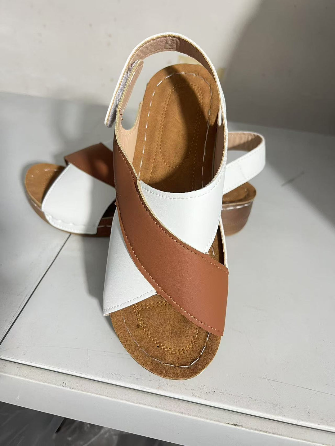 Damen modische Sandalen mit verstellbarem Riemen und anatomischem Fußbett R&B